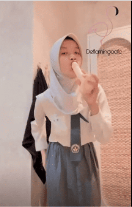 Bokep Indo Jilbab SMA omek dildo mancur