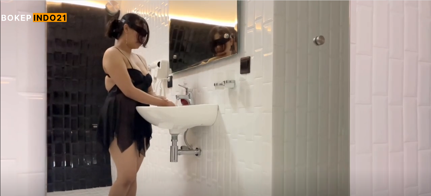 MAIN DOGGY DI KAMAR MANDI Desahannya kaga nahan Fuck in the bathroom