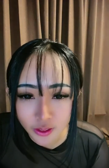 Bokep Indo Ybi ngangkang pamer memek mulus