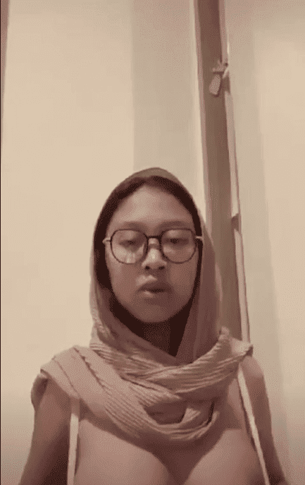 video bokep hijab berkacamata lagi sange