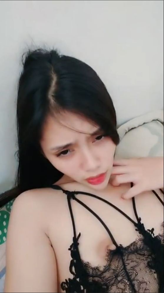 Alyana Lingerie Hitam Beraksi