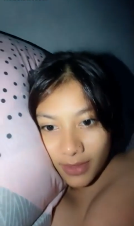 Bokep Indo VCS Ditemenin Dinda Cantik Tobrut