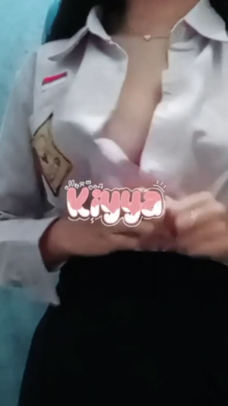 Kiyya pulang sekolah langsung otw ke kamar mandi