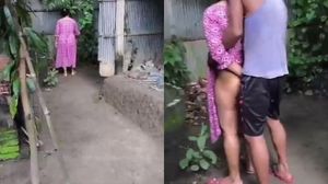 Budhe Nyapu Halaman Tiba-Tiba Nungging Minta Disikat