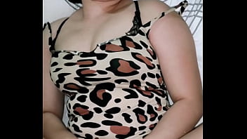 istri yang suka selingkuh sering digoda oleh pria lain di tempat kerjanya